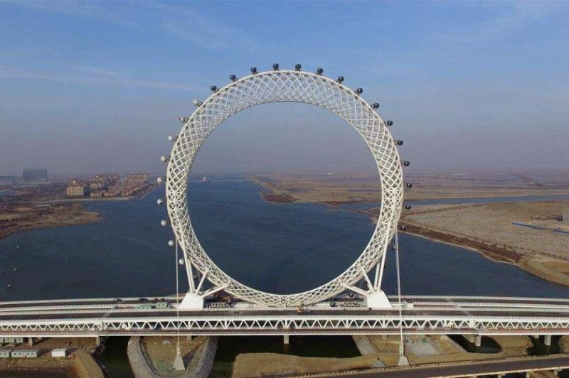 旅游  5月16日,位於潍坊滨海区白浪河入海口处的「渤海之眼」摩天轮